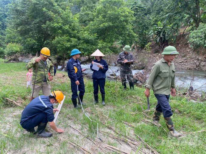 Cán bộ Chi nhánh Kim loại màu Bắc Kạn thuộc Công ty cổ phần Kim loại màu Thái Nguyên - VIMICO phối hợp với UBND xã Bình Phú, huyện Chiêm Hóa, tỉnh Tuyên Quang và các gia đình đo, kiểm tại thực địa thiệt hại.