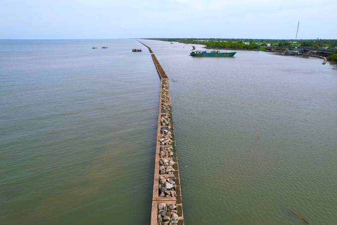 Hệ thống đê biển Tây có ý nghĩa hết sức quan trọng trong việc phòng chống, giảm nhẹ thiên tai, ngăn triều cường cho tỉnh Cà Mau. Ảnh: Kim Anh.