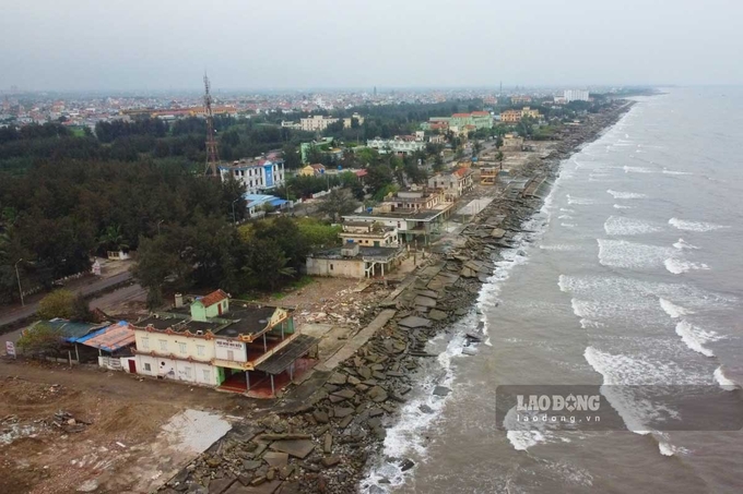 Bờ kè đê biển Cồn Tròn xung yếu. Ảnh: Báo Lao động.