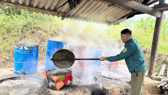 Nước mía sau khi được ép và loại bỏ tạp chất sẽ được nấu lên và khuấy đều liên tục, vớt bọt, cặn bã để tạo ra sản phẩm mật thơm ngon. Ảnh: Ánh Nguyệt.