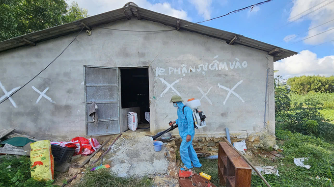 People in Van Trach commune take the initiative to spray disinfectants in breeding facilities. Photo: T. Phung.