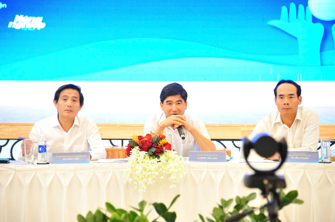 Mr. Vu Minh Viet, Deputy Editor-in-Chief of VAN, Mr. Luong Van Anh, Deputy Director of the Department of Water Resources, Mr. To Van Thanh, Deputy Director of the Southern Institute of Water Resources Science host the forum.