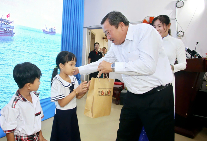 Ông Nguyễn Trung Hoàng, Phó Chủ tịch tỉnh Trà Vinh tặng quà cho học sinh là con ngư dân hiếu học. Ảnh: CTV.