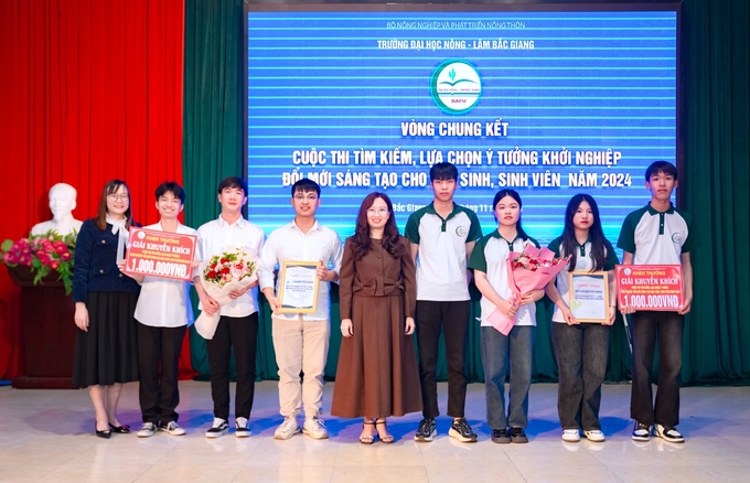 TS. Mai Thị Huyền (giữa) chúc mừng các Dự án tại vòng Chung kết Cuộc thi tìm kiếm, lựa chọn ý tưởng Khởi nghiệp đổi mới sáng tạo học sinh, sinh viên năm 2024. Ảnh: BAFU.