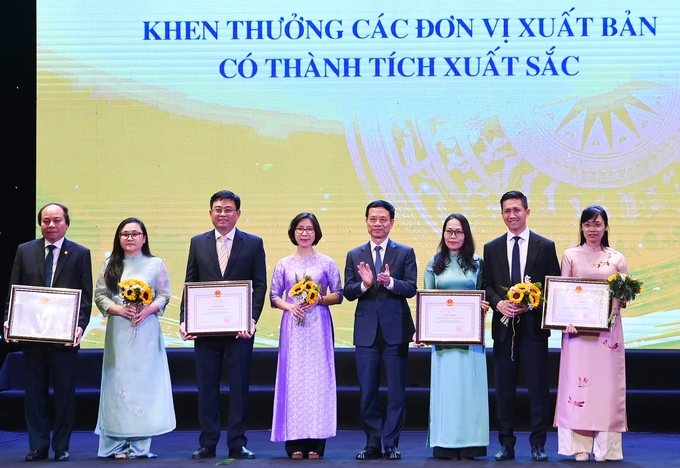 Khen thưởng các đơn vị phát hành sách đạt thành tích xuất sắc.