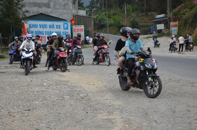 Du khách nước ngoài phượt trên cung đường 'Hạnh Phúc'. Ảnh: Ngô Đức Hành.