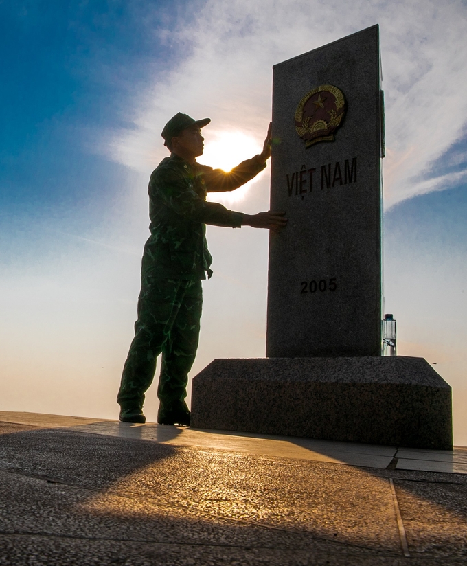 Thượng úy Lục Vĩnh Lương, Đồn Biên phòng A Pa Chải bên Cột mốc. Ảnh: Nguyễn Xuân Thủy.