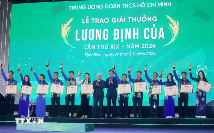 36 nhà nông trẻ xuất sắc được nhận giải thưởng Lương Định Của. Ảnh: TTXVN,