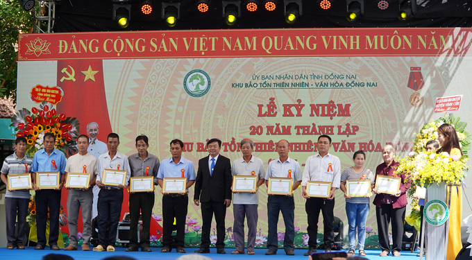 Mr. Nguyen Hoa Hao, Director of the Dong Nai Nature-Culture Reserve, presented certificates of merit to 12 exemplary households actively participating in forest management and protection efforts. Photo: Nguyen Thuy.