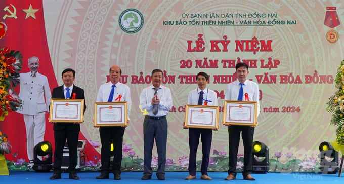 Mr. Ho Thanh Son, Deputy Secretary of the Dong Nai Provincial Party Committee, presented certificates of merit to the collectives and individuals of the Dong Nai Nature-Culture Reserve staff. Photo: Nguyen Thuy.