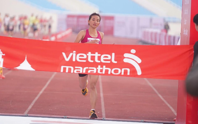 Nguyễn Thị Oanh về nhất cự ly marathon - 42km và phá kỷ lục quốc gia. 