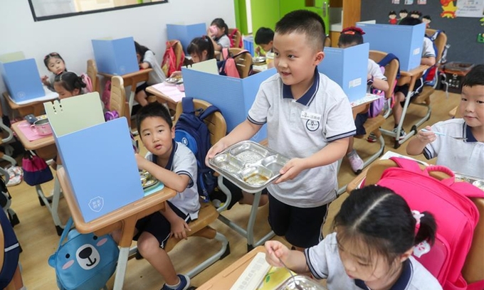 A student is on the way to return his empty plate at a primary school in Changning District of Shanghai, east China, Sept. 2, 2020. The school promotes the 'Clear Your Plate' campaign to stem food waste as new semester begins. Photo: Xinhua.