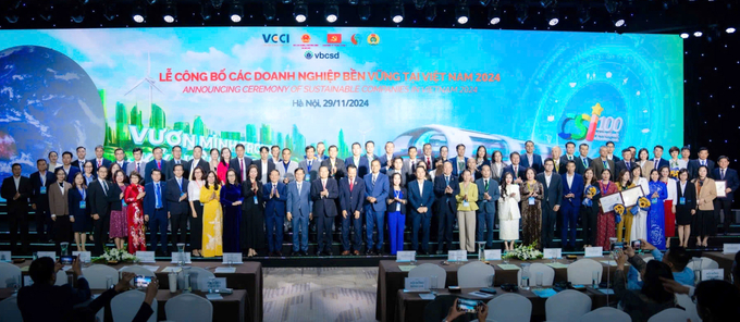 Representatives from C.P. Vietnam and other award-winning companies at the award ceremony.