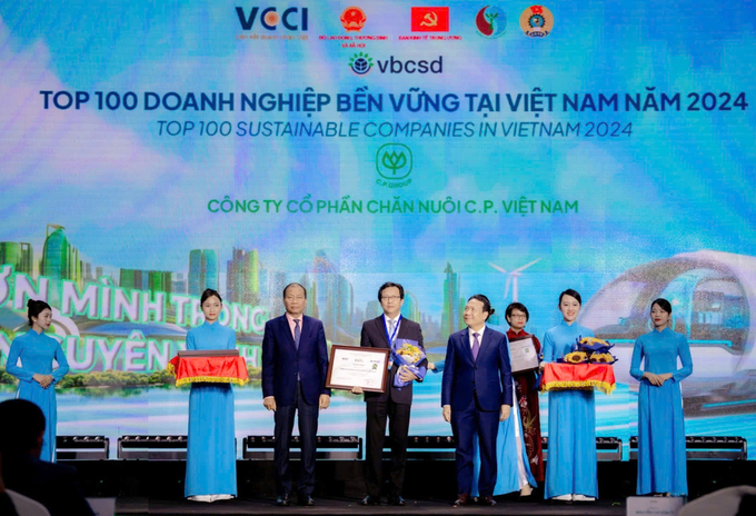 Mr. Vu Anh Tuan, representative of C.P. Vietnam, received the 'Top 100 sustainable businesses in the manufacturing sector' award.