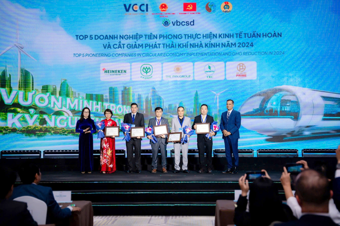 Mr. Worawit Arunraksa, representative of C.P. Vietnam, received the 'Top 5 - Pioneer businesses in implementing circular economy and reducing greenhouse gas emissions in 2024' award.