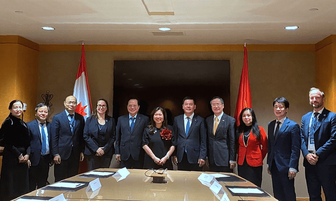 Vietnam held a bilateral meeting with Canada on the sidelines of the plenary session. Photo: MOIT.