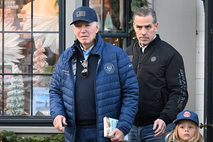 Tổng thống Joe Biden và con trai Hunter Biden đón kỳ nghỉ Lễ Tạ ơn ở Nantucket, Massachusetts, hôm 29/11. Ảnh: Reuters.