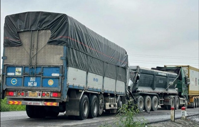 Vụ tai nạn liên hoàn giữa 3 xe ô tô khiến 1 người tài xế tử vong.