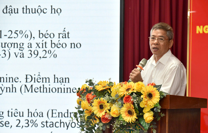 GS.TS Lã Văn Kính báo cáo về kết quả nghiên cứu sử dụng đậu Canada trên lợn thịt ở Việt Nam. Ảnh: Sơn Trang.