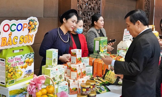 The booths displaying Lang Son specialties at the forum received special attention from delegates. Photo: Bao Thang.