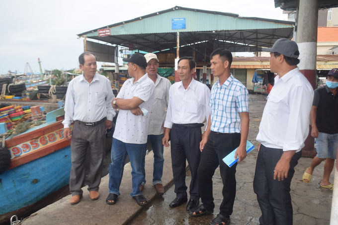 Ông Lương Văn Khoa, Phó phòng NN-PTNT huyện Phù Cát (ngoài cùng bìa trái) và lãnh đạo xã Cát Minh và thị trấn Cát Tiến, huyện Phù Cát (thứ 3 và thứ 4 tính từ trái qua) trực tiếp gặp gỡ ngư dân để tuyên truyền chống khai thác IUU tại Bà Rịa-Vũng Tàu. Ảnh: V.Đ.T.