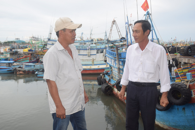 Ông Châu Văn Hùng, Phó Chủ tịch UBND xã Cát Minh (huyện Phù Cát, Bình Định) trao đổi với ngư dân Phù Cát tại Bà Rịa-Vũng Tàu. Ảnh: V.Đ.T.