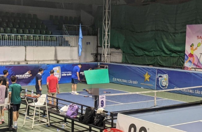 Người đàn ông mới vào sân chơi pickleball được khoảng 15-20 phút thì bị choáng, ngã quỵ, bất tỉnh. Ảnh: Internet.