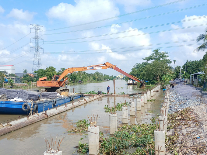 Nhà thầu đã nỗ lực khắc phục khó khăn để đẩy nhanh tiến độ công trình, nhất là tình hình mưa bão kéo dài, nước lũ tràn về. Ảnh: Minh Đảm.