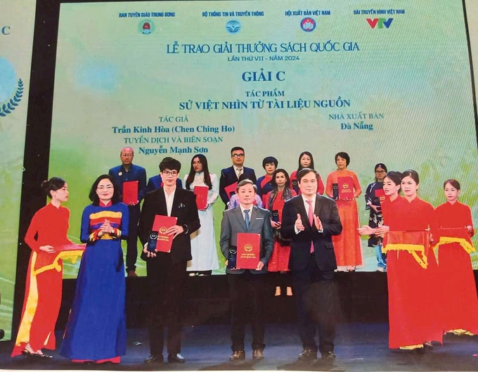 ThS Nguyễn Mạnh Sơn (thứ 2 từ trái qua phải) nhận Giải C – sách Quốc gia (29/11/2024).