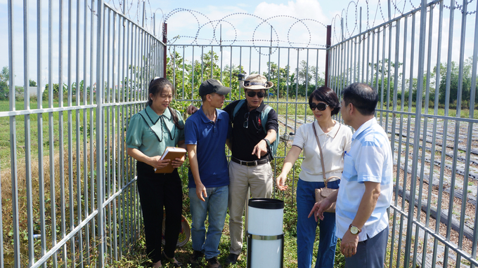 Trạm khí tượng thông minh và máy lấy mẫu nước mưa.