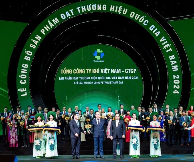 Ông Nguyễn Công Luận, Phó Tổng Giám đốc PV GAS, nhận biểu trưng Thương hiệu Quốc gia 2024.