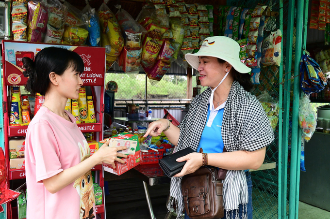 Hội viên phụ nữ tỉnh Sóc Trăng được tạo điều kiện để giới thiệu và bán sản phẩm, thông qua việc quảng bá sản phẩm trên mạng xã hội, các trạm dừng chân, trường học, điểm chùa Khmer. Ảnh: KA.