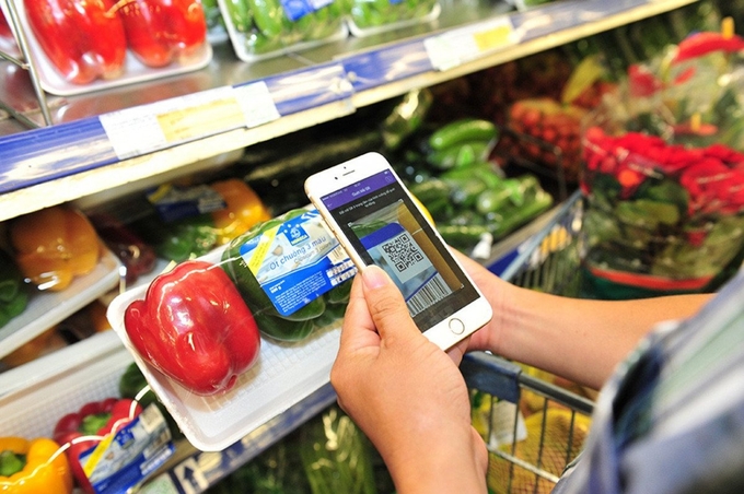 Consumers can trace the origin of products through QR codes on the packaging. Photo: nongnghiephatech.