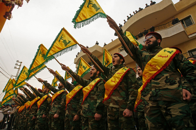 Nhóm Hezbollah vinh danh một đồng đội đã hy sinh trong cuộc chiến ở Syria. Ảnh: AFP.