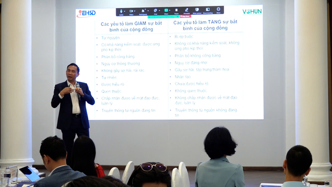 Professor Pham Duc Phuc moderated the discussion session on food safety risk communication. Photo: Nguyen Thuy.