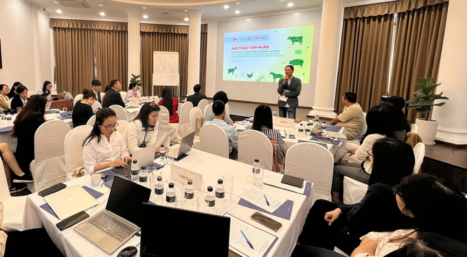 The training workshop on enhancing communication about food safety took place on the morning of December 5, in Hanoi. Photo: Quoc Nhat. 