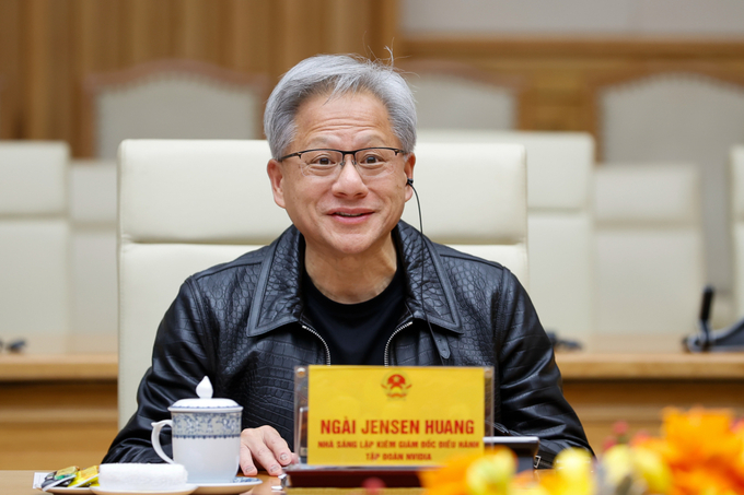 Nvidia CEO Jensen Huang giving a speech at the event on the evening of December 5 in Hanoi. Photo: VGP/Nhat Bac.