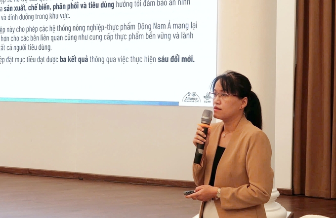 Ms. Pham Thi Mai Huong from the Bioversity & CIAT Alliance spoke at the training workshop on enhancing food safety communication, co-hosted by Vietnam Agriculture Newspaper and International Livestock Research Institute (ILRI). Photo: ILRI.