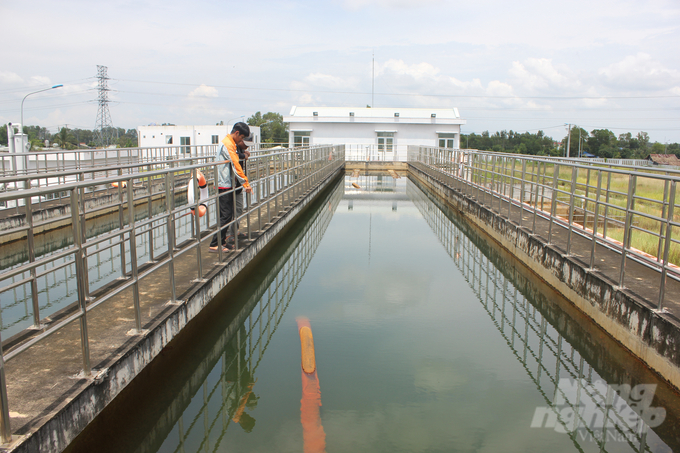 Cán bộ Trung tâm Nước sạch và Vệ sinh môi trường nông thôn Tây Ninh vận hành hệ thống cấp nước sạch tại nhà máy nước sạch Mộc Bài. Ảnh: Trần Trung.