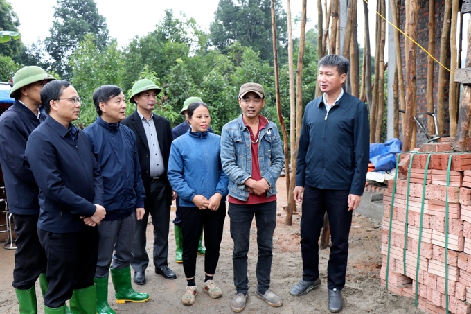 Bí thư Tỉnh ủy Yên Bái thăm hỏi gia đình bị thiệt hại về nhà ở trong cơn bão. Ảnh: Thanh Hùng.