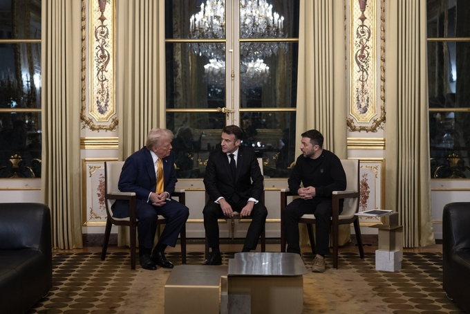 Tổng thống đắc cử Mỹ Donald Trump, Tổng thống Pháp Emmanuel Macron và Tổng thống Ukraine Volodymyr Zelensky hội đàm hôm 7/12. Ảnh: X.