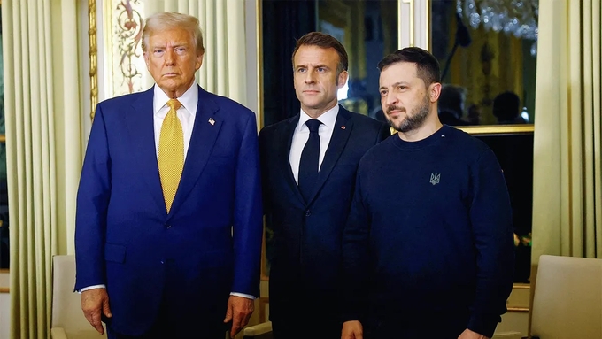 Tổng thống đắc cử Mỹ Donald Trump, Tổng thống Pháp Emmanuel Macron và Tổng thống Ukraine Volodymyr Zelensky chụp ảnh trước cuộc họp tại Điện Elysee ở Paris hôm 7/12. Ảnh: Fox News.