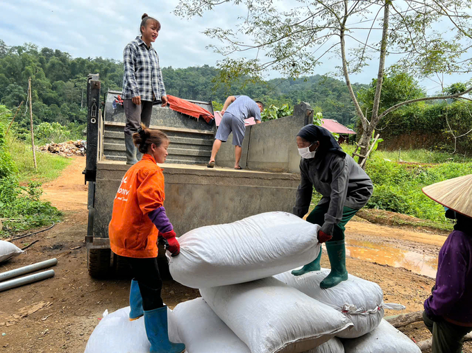 Niềm vui người dân thôn Nà Sằm khi bán sản phẩm từ cây cà gai leo. Ảnh: Trần Quản. 