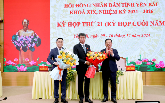 Ông Nguyễn Tuấn Anh, Phó Trưởng ban Công tác đại biểu thuộc Ủy ban Thường vụ Quốc hội, tặng hoa chúc mừng Bí thư Tỉnh ủy Trần Huy Tuấn và Chủ tịch UBND tỉnh Nguyễn Tuấn Anh. Ảnh: Thanh Chi.