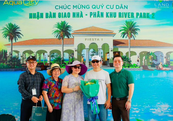 Cư dân phân khu River Park 2 phấn khởi nhận bàn giao nhà, sẵn sàng an cư. Ảnh: Đỗ Hưng.