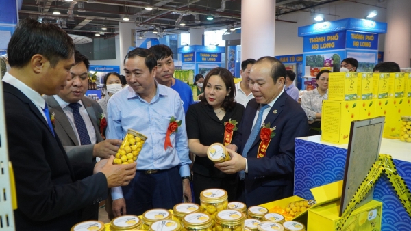 Hội chợ OCOP tại Quảng Ninh luôn thu hút đông đảo du khách đến tham quan, mua sắm. Ảnh: Nguyễn Thành.