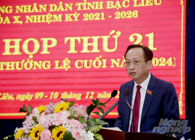 Ông Phạm Văn Thiều - Chủ tịch UBND tỉnh Bạc Liêu báo cáo tình hình phát triển kinh tế- xã hội năm 2024 tại kỳ họp thứ 21. Ảnh: Trọng Linh.