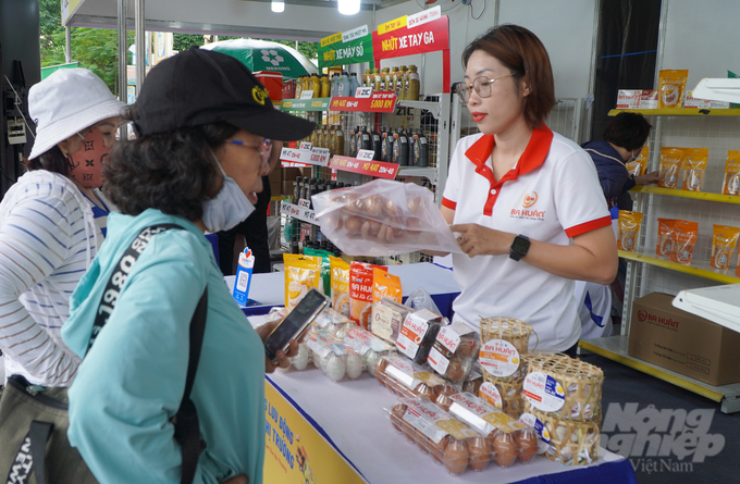 Người tiêu dùng lựa chọn các sản phẩm trứng của Ba Huân. Ảnh: Nguyễn Thủy.