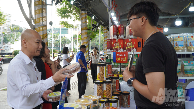 Ông Nguyễn Nguyên Phương, Phó Giám đốc Sở Công thương TP.HCM tham quan các gian hàng. Ảnh: Nguyễn Thủy.