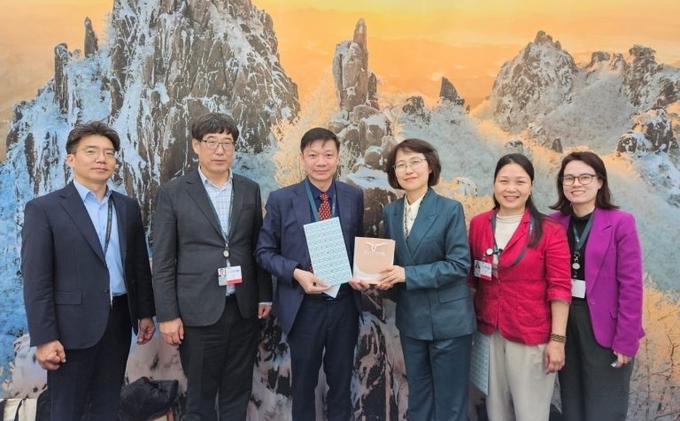 Mr. Tran Quang Bao (center), Head of the Vietnamese delegation attending COP 16. Photo: Quynh Huong. 